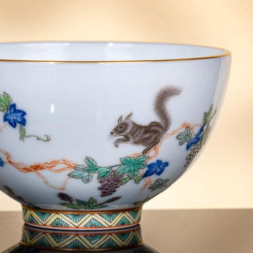 古彩矾红描金松鼠葡萄纹杯 商品图4