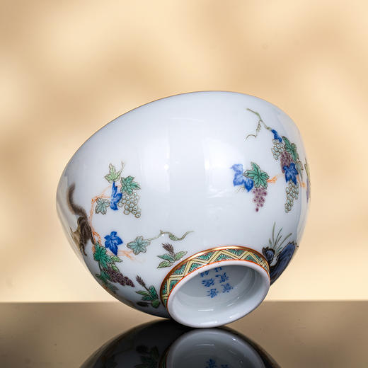 古彩矾红描金松鼠葡萄纹杯 商品图2