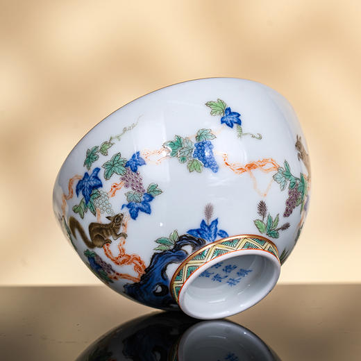 古彩矾红描金松鼠葡萄纹杯 商品图3