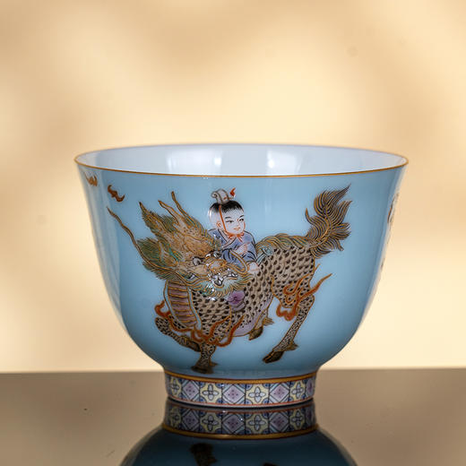 湖水蓝地古彩描金麒麟送子杯 商品图1