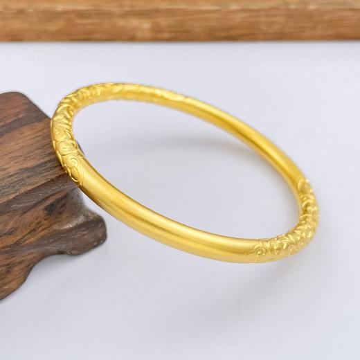 【限时克减150元】足金999.9 【油亮版本】古法空心固口双边如意卷草纹手镯（面宽约4.3-4.7mm）(AIGFSZ00345-2)（预售产品下单后不退款不退货不换货不补差价） 商品图1