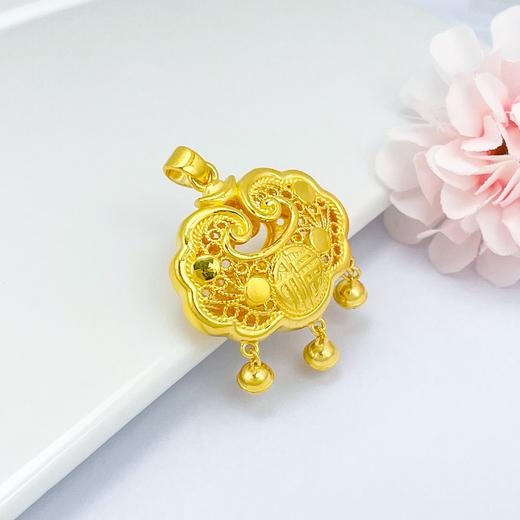 【限时克减150元】足金999.9 双面镂空铃铛如意福字锁包吊坠（不含链）(DZ00590-04)（预售产品下单后不退款不退货不换货不补差价） 商品图1