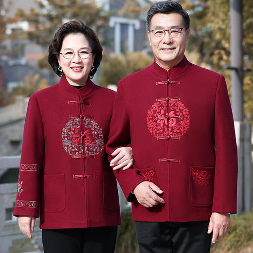 【新年服饰 | MUERYI父母新年中式盘扣福字羊毛呢外套】立体裁剪版型宽松版型穿着舒适，羊毛呢面料垂感好、保暖好、吸湿性好，专为父母设计的外套，冬日里给老人家一份贴心的温暖 商品图1