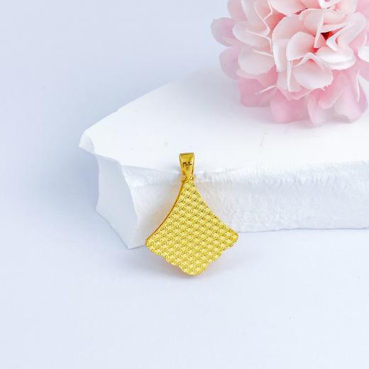 【限时克减150元】足金999 (足金999字印)5G黄金CNC影底吊坠小裙子吊坠(5GDZ00270)预售产品下单后不退款不退货不换货不补差价 商品图1