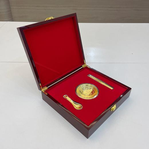 【限时克减150元】足金999 金碗筷三件套百福吉祥富贵摆件礼盒（配精美包装/手提袋、NGTC国检证书）(ATBJ00024)（预售产品下单后不退款不退货不换货不补差价） 商品图2