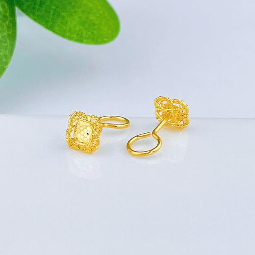 【限时克减150元】足金999 #小红书 (足金999字印)5G黄金镂空绕线四叶草亮镜金鱼鳞耳钉(5GES00456)（预售产品下单后不退款不退货不换货不补差价） 商品图1