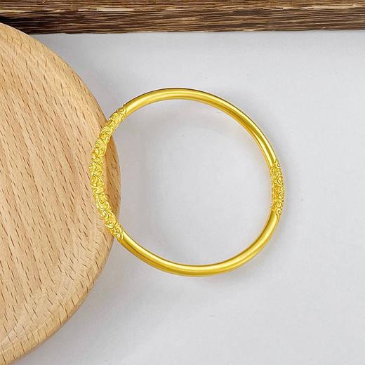 【限时克减150元】足金999.9 【油亮版本】古法实心固口双边如意卷草纹手镯(面宽约4-4.5mm)(AIGFSZ00345-3)（预售产品下单后不退款不退货不换货不补差价） 商品图1