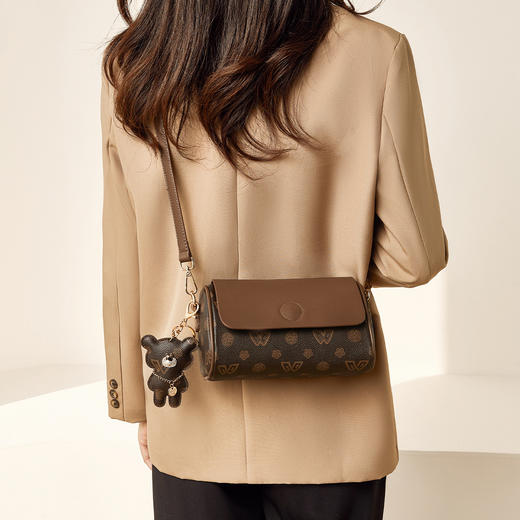 Safiya/索菲娅2024新品经典英伦风小熊挂饰斜跨手机腋下包 SF9151111Y 商品图3