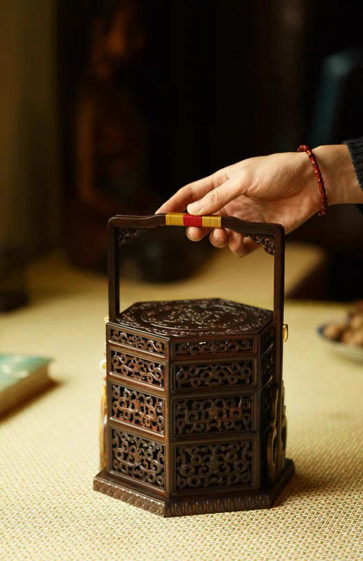 西番莲卷草纹°紫光檀六角提盒 商品图4