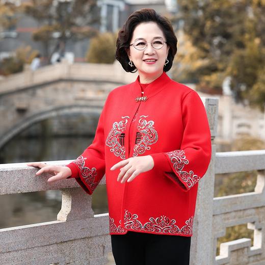 【新年服饰 | MUERYI父母新年中式盘扣福字羊毛呢外套】立体裁剪版型宽松版型穿着舒适，羊毛呢面料垂感好、保暖好、吸湿性好，专为父母设计的外套，冬日里给老人家一份贴心的温暖 商品图5