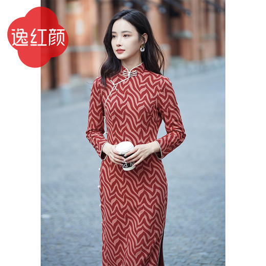 上海逸红颜海悦2025年冬季针织旗袍改良版连衣裙女长袖珊瑚红条纹 商品图1