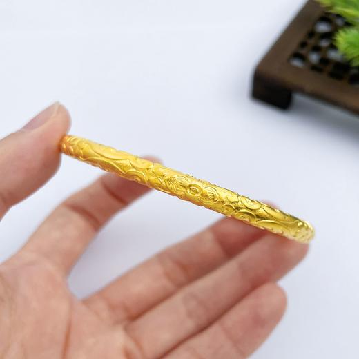 【限时克减150元】足金999.9 【油亮版本】古法空心固口双边如意卷草纹手镯（面宽约4.3-4.7mm）(AIGFSZ00345-2)（预售产品下单后不退款不退货不换货不补差价） 商品图3