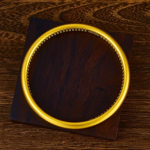 【限时克减150元】足金999 古法半实心(面宽约6.2-6.6mm，厚约4.7mm)泥鳅背内莲花内心经固口手镯(UGFSZ00042)预售产品下单后不退款不退货不换货不补差价） 商品图1