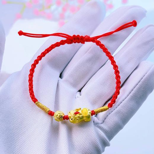 【限时7.5折】【定价黄金】足金 #招财进宝 #儿童/宝宝 3D硬金金币转运珠黄烤漆元宝招财貔貅宝宝红绳调节成品手串(AA3DSC00329)（预售产品下单后不退款不退货不换货不补差价） 商品图3