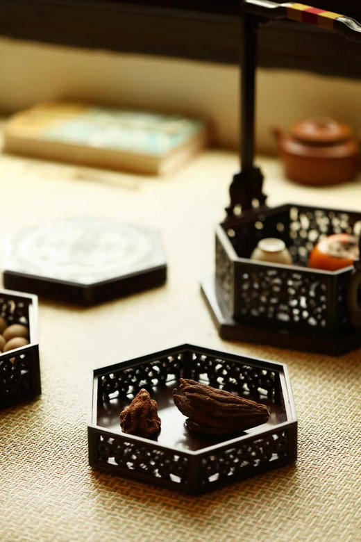 西番莲卷草纹°紫光檀六角提盒 商品图3