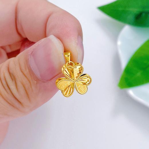 【限时7.5折】【定价黄金】足金999 5G黄金CNC影底吊坠鱼鳞LOVE三叶草吊坠(AG5GDZ00138)（预售产品下单后不退款不退货不换货不补差价）（预售产品下单后不退款不退货不换货不补差价） 商品图3