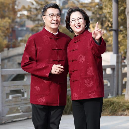 【新年服饰 | MUERYI父母新年中式盘扣福字羊毛呢外套】立体裁剪版型宽松版型穿着舒适，羊毛呢面料垂感好、保暖好、吸湿性好，专为父母设计的外套，冬日里给老人家一份贴心的温暖 商品图3
