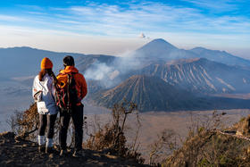  凌晨十二点爬火山？这届年轻人度假有多野 