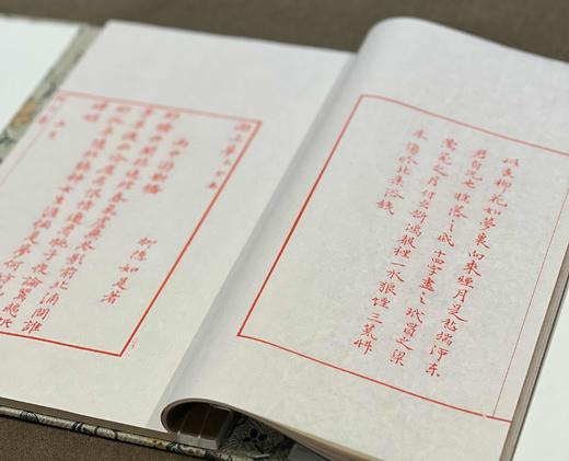 《河东君湖上草（周小英女史影写上板）》16开，柳如是著，周小英影写，分两种规格：
1、周小英影写上板·宋锦函1册全，售价480元；
2、周小英毛笔签名·金丝楠木书匣·朱蓝墨三色合函，全3册 商品图12