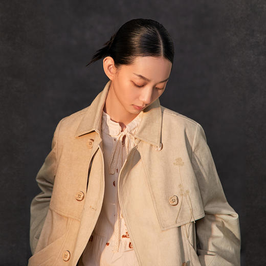 famecoco复古手工绣花斜纹棉风衣女士春季长款大衣FAC1AT002 商品图1