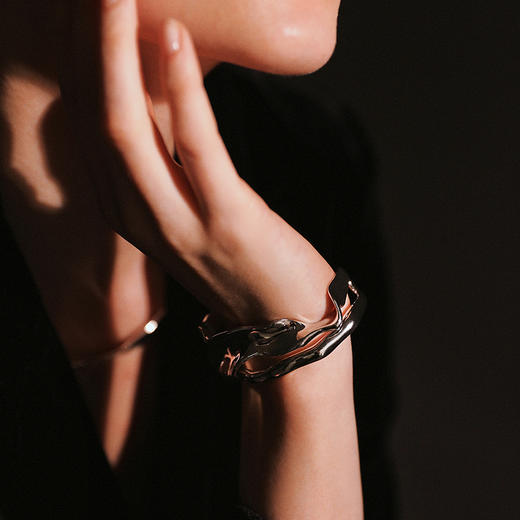 【张含韵&袁娅维同款】Mordern Art 现代艺术时期 | 银色水纹手镯 商品图1