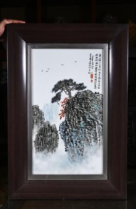 粉彩泰山顶山一青松瓷板