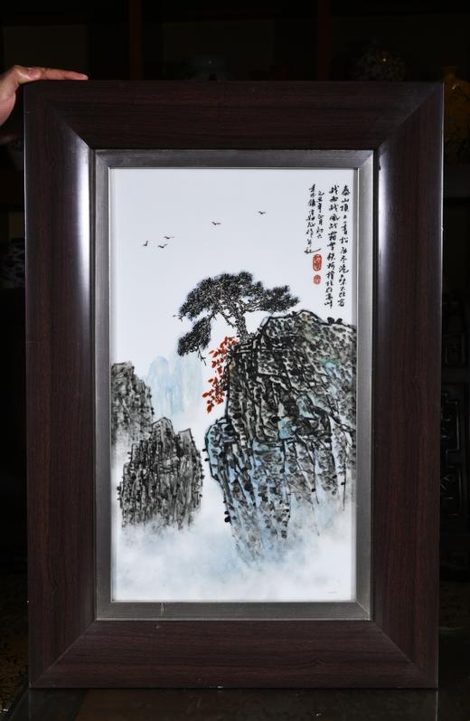 粉彩泰山顶山一青松瓷板 商品图0