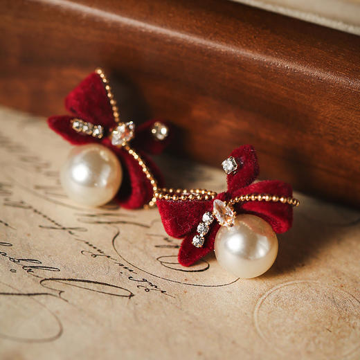 Manreya玛芮雅“午后红茶”红色蝴蝶结贝珠耳钉 商品图1