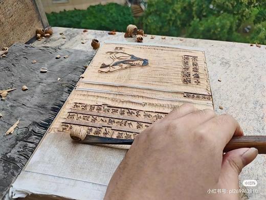 《河东君湖上草（周小英女史影写上板）》16开，柳如是著，周小英影写，分两种规格：
1、周小英影写上板·宋锦函1册全，售价480元；
2、周小英毛笔签名·金丝楠木书匣·朱蓝墨三色合函，全3册 商品图7