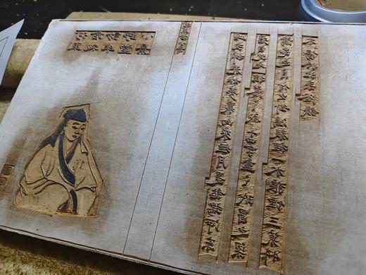 《河东君湖上草（周小英女史影写上板）》16开，柳如是著，周小英影写，分两种规格：
1、周小英影写上板·宋锦函1册全，售价480元；
2、周小英毛笔签名·金丝楠木书匣·朱蓝墨三色合函，全3册 商品图8