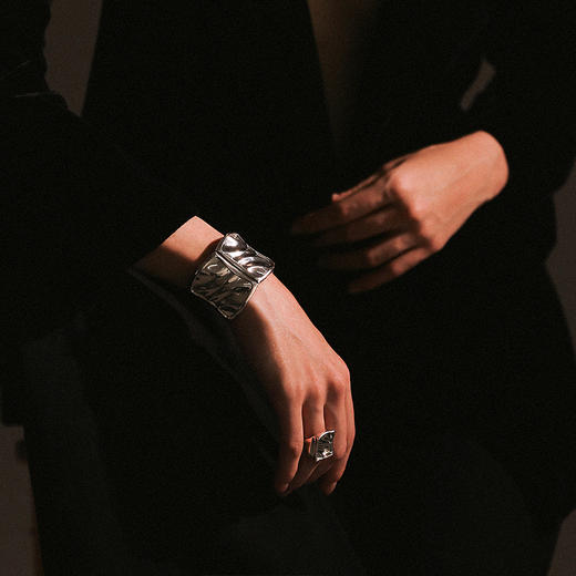 【黄龄同款】Mordern Art 现代艺术时期 | 银色波光手镯 商品图1