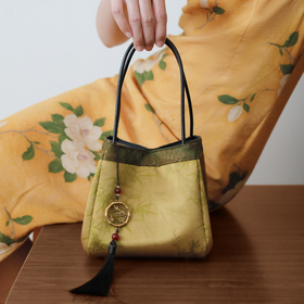 （买赠丝巾）非遗工艺的「软黄金」香云纱包包丨矜贵优雅，流行了百年，依旧时髦，连外国人都在抢！