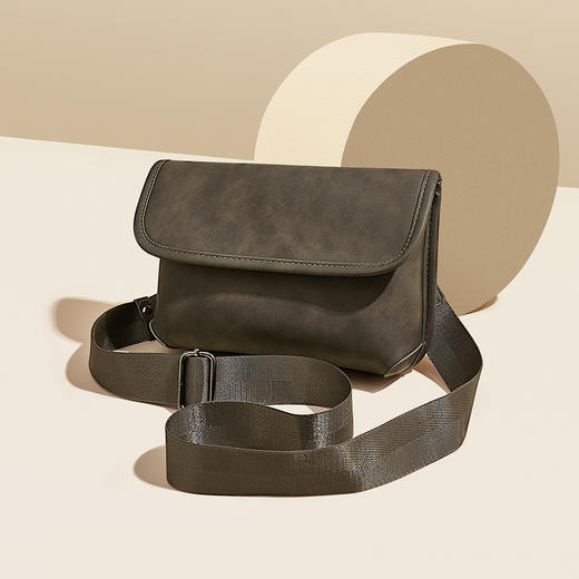 Safiya/索菲娅2024爆款胸包男士单肩包时尚百搭斜挎包轻便多功能挎包 SF800039Y 商品图3