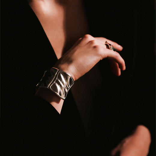 【黄龄同款】Mordern Art 现代艺术时期 | 银色波光手镯 商品图2