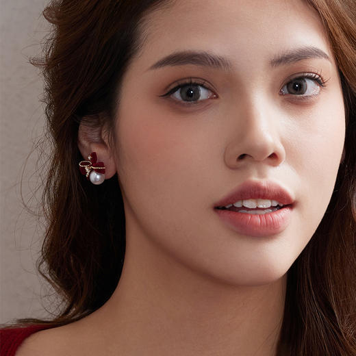 Manreya玛芮雅“午后红茶”红色蝴蝶结贝珠耳钉 商品图4