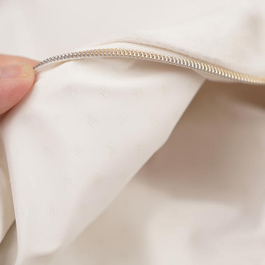 【1.20积分当钱花】Guerlain/娇兰白色短毛绒化妆包 商品图5