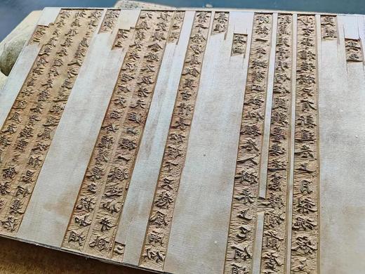 《河东君湖上草（周小英女史影写上板）》16开，柳如是著，周小英影写，分两种规格：
1、周小英影写上板·宋锦函1册全，售价480元；
2、周小英毛笔签名·金丝楠木书匣·朱蓝墨三色合函，全3册 商品图6