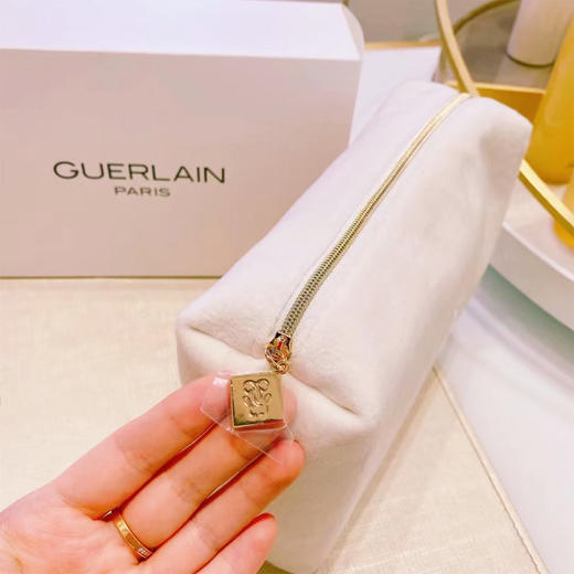 【1.20积分当钱花】Guerlain/娇兰白色短毛绒化妆包 商品图1