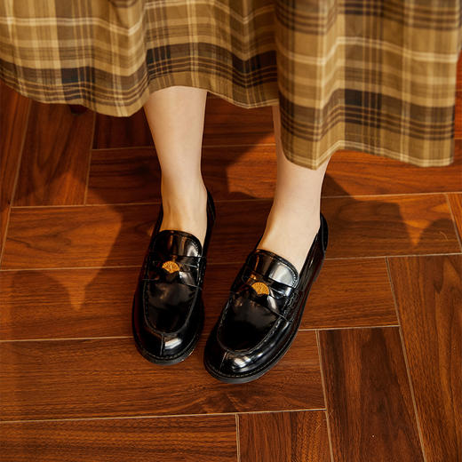 西遇英伦风乐福鞋女新款春季复古金币漆皮单鞋黑色平底小皮鞋D0046409/D0046410 商品图0