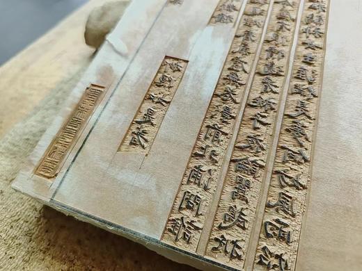 《河东君湖上草（周小英女史影写上板）》16开，柳如是著，周小英影写，分两种规格：
1、周小英影写上板·宋锦函1册全，售价480元；
2、周小英毛笔签名·金丝楠木书匣·朱蓝墨三色合函，全3册 商品图9