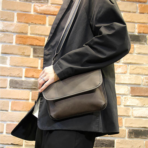 Safiya/索菲娅2024爆款胸包男士单肩包时尚百搭斜挎包轻便多功能挎包 SF800039Y 商品图2