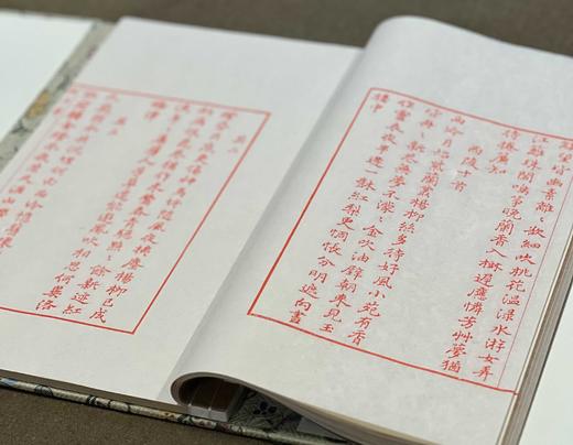 《河东君湖上草（周小英女史影写上板）》16开，柳如是著，周小英影写，分两种规格：
1、周小英影写上板·宋锦函1册全，售价480元；
2、周小英毛笔签名·金丝楠木书匣·朱蓝墨三色合函，全3册 商品图13