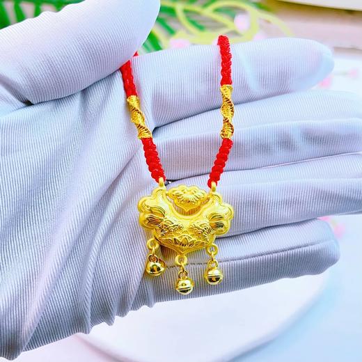 【限时7.5折】【定价黄金】足金 3D硬金双面连年有余双鱼锦鲤锁包莲花平安如意锁包空心铃铛挂绳吊坠成品项链(厚约8.3mm)(AA3DDZ00008)（预售产品下单后不退款不退货不换货不补差价） 商品图3