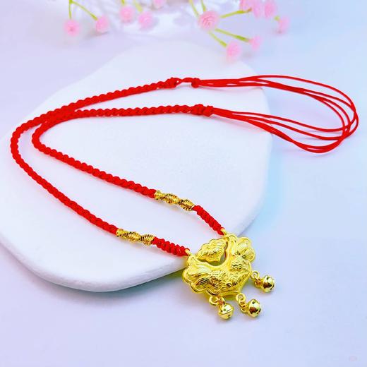 【限时7.5折】【定价黄金】足金 3D硬金双面连年有余双鱼锦鲤锁包莲花平安如意锁包空心铃铛挂绳吊坠成品项链(厚约8.3mm)(AA3DDZ00008)（预售产品下单后不退款不退货不换货不补差价） 商品图2