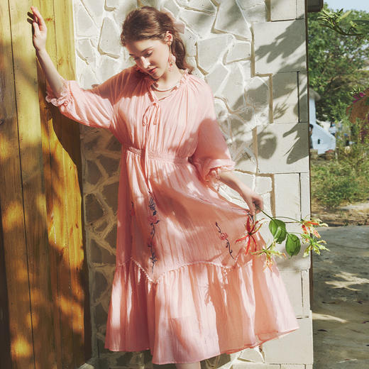 两三事梵高文艺迷雾芳影法式蕾丝拼接灯笼袖绣花连衣裙 商品图1