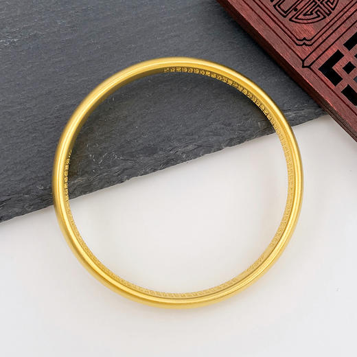 【限时克减150元】足金 古法半实心光面光圈手镯素圈泥鳅背宽面内心经手镯（面宽约7.6-8mm，厚度约3.6mm）(ANWZGFSZ00010-2)（预售产品下单后不退款不退货不换货不补差价） 商品图2
