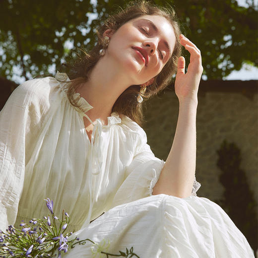 两三事梵高文艺迷雾芳影法式蕾丝拼接灯笼袖绣花连衣裙 商品图3