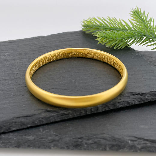 【限时克减150元】足金 古法半实心光面光圈手镯素圈泥鳅背宽面内心经手镯（面宽约7.6-8mm，厚度约3.6mm）(ANWZGFSZ00010-2)（预售产品下单后不退款不退货不换货不补差价） 商品图1