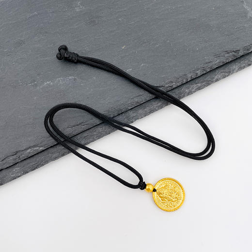 【限时克减150元】足金999.9 古法挂绳实心手工錾刻黄财神吊坠（含珠子）(ANWZGFDZ00122-1)（预售产品下单后不退款不退货不换货不补差价） 商品图3