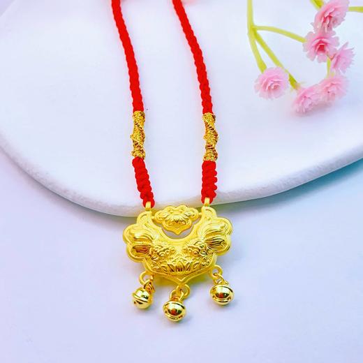 【限时7.5折】【定价黄金】足金 3D硬金双面连年有余双鱼锦鲤锁包莲花平安如意锁包空心铃铛挂绳吊坠成品项链(厚约8.3mm)(AA3DDZ00008)（预售产品下单后不退款不退货不换货不补差价） 商品图1